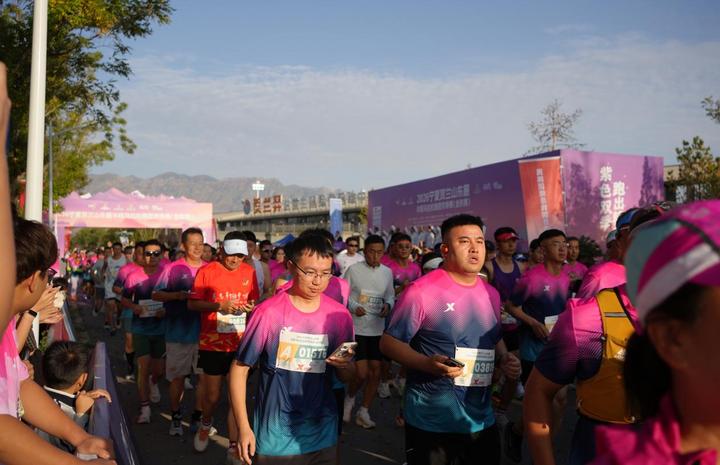2026宁夏贺兰山东麓半程马拉松路跑（金秋赛）鸣枪开跑